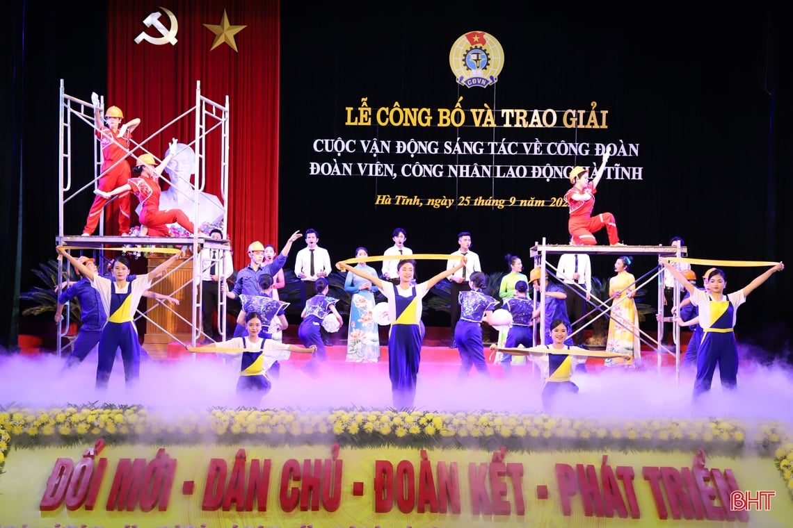 Awarding 29 composition awards about Ha Tinh Trade Union