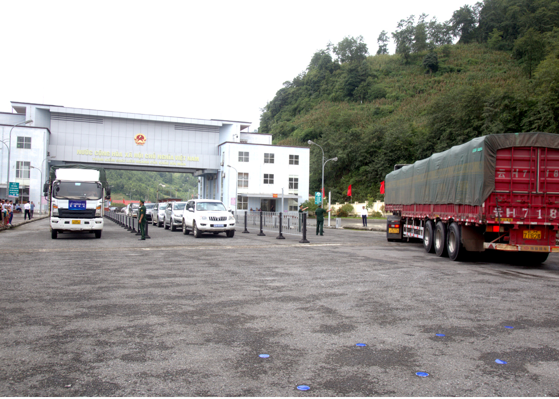 Xin Man (Vietnam) - Do Long (China) border gate is open, promoting economic development.