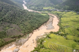 Flussaufwärts den Ma-Fluss, um „Tay Tien“ zu besuchen