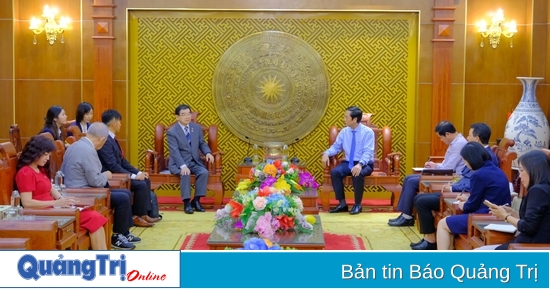 El vicepresidente del Comité Popular Provincial, Hoang Nam, recibió a la Asociación de Paz y Amistad Hiroshima-Vietnam