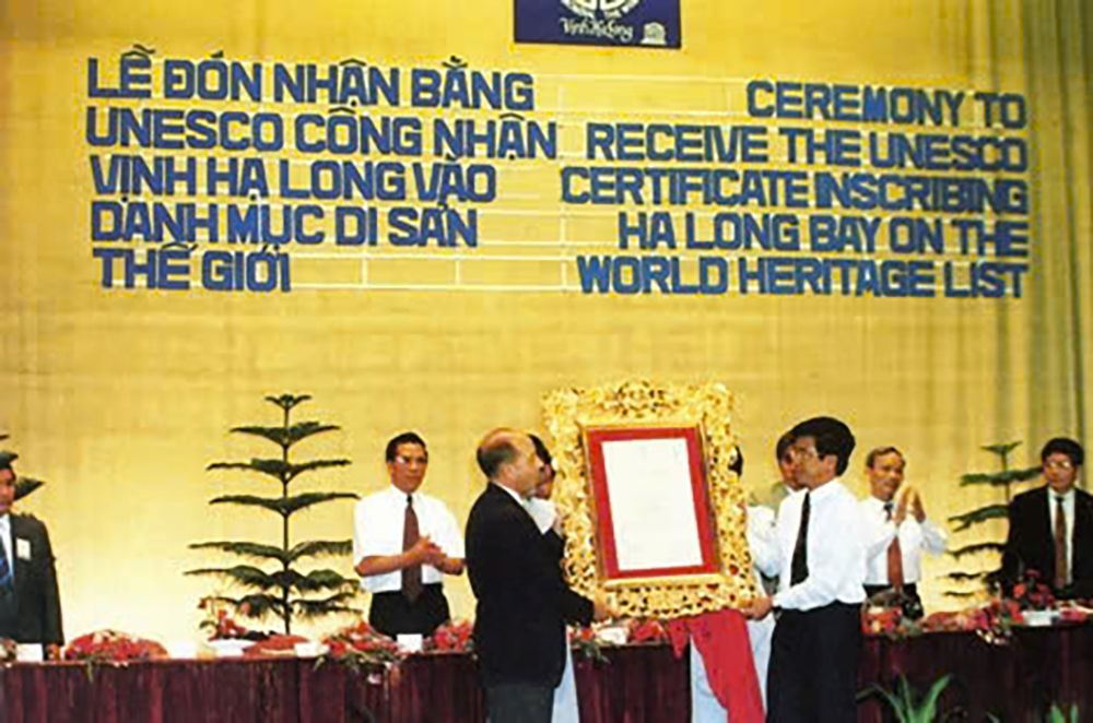 Ceremony to receive the first World Natural Heritage certificate in 1994. (Photo: halongbay.com.vn)