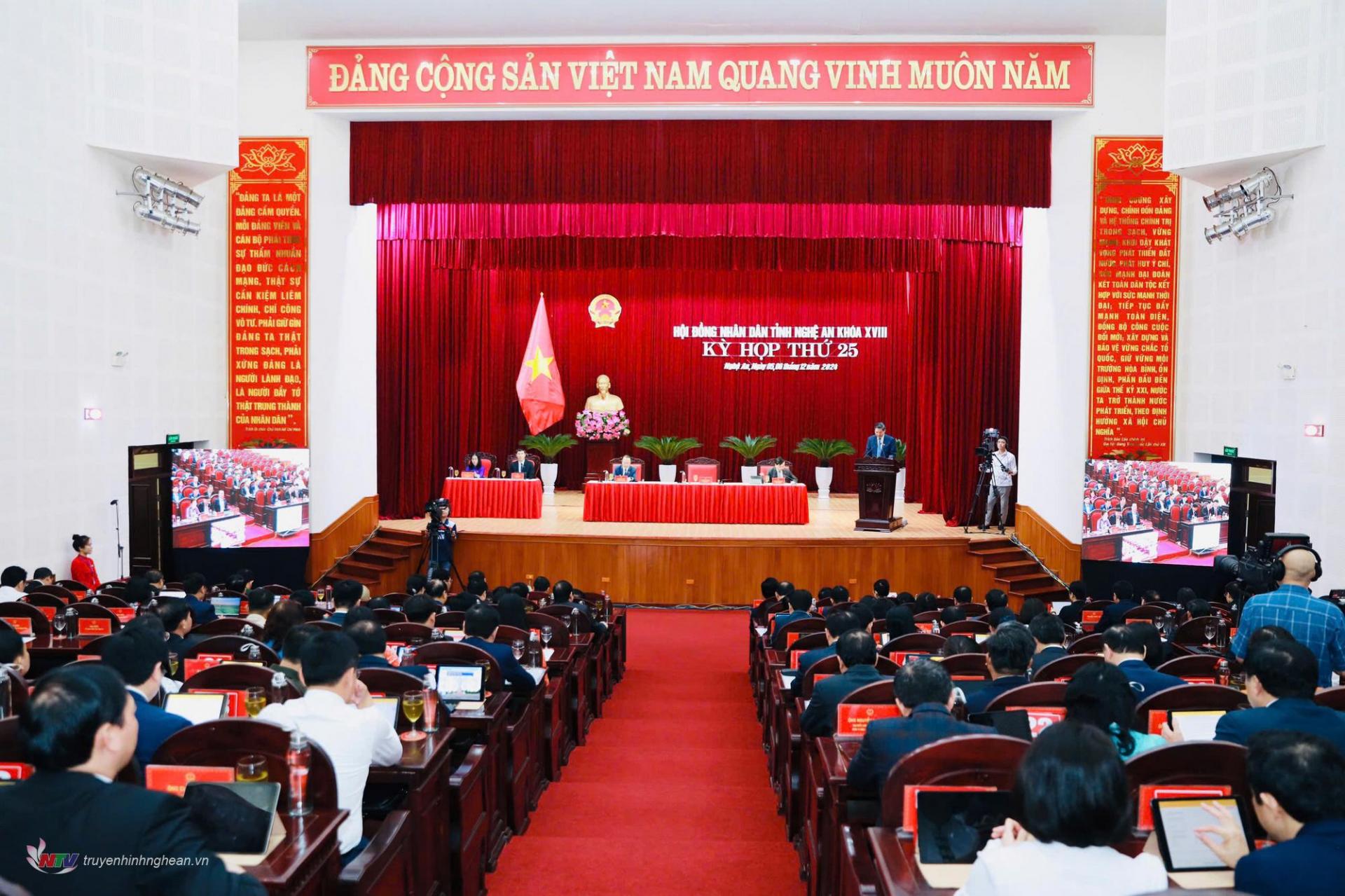 Ouverture solennelle de la 25e session du Conseil populaire provincial de Nghe An, 18e mandat