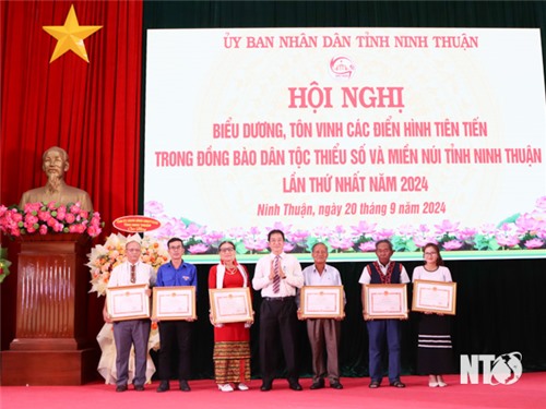 Hội nghị biểu dương, tôn vinh các điển hình tiên tiến trong vùng đồng bào dân tộc thiểu số và miền núi