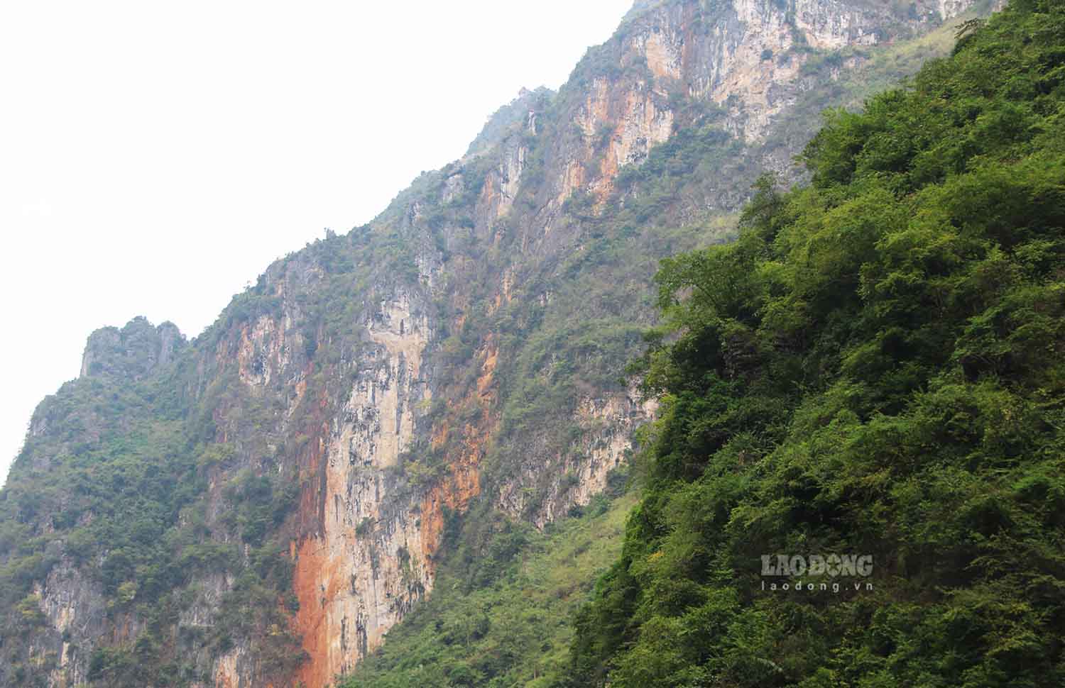 Los científicos creen que, junto con el movimiento de la corteza terrestre hace millones de años, junto con la meseta de piedra Dong Van, la garganta de Tu San se elevó más de 2.000 metros sobre el nivel del mar.