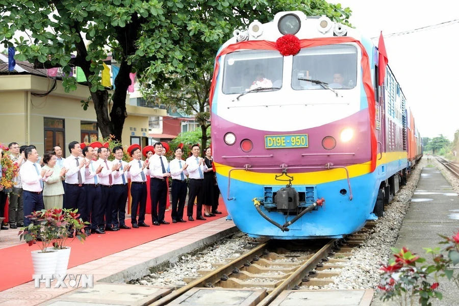 Lễ khai trương và đưa vào hoạt động đoàn tàu vận chuyển hàng hóa đầu tiên từ ga Cao Xá, tỉnh Hải Dương, tham gia hành trình liên vận quốc tế. Đoàn tàu 12 container chở lưu huỳnh, nhôm, sữa từ các nhà máy trên địa bàn Hải Dương, Hải Phòng, Hưng Yên về ga Yên Viên và sẽ được kết nối vào các đoàn tàu liên vận quốc tế để xuất khẩu sang Trung Quốc, ngày 2/5/2024. (Ảnh: Mạnh Tú/TTXVN)