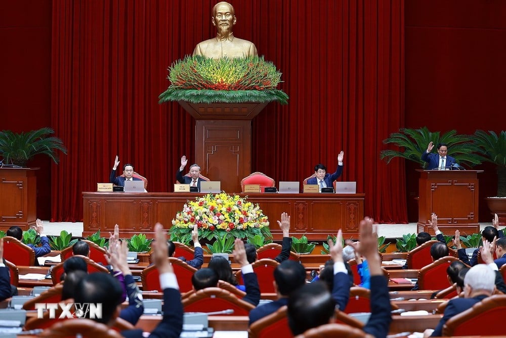 Die Partei- und Staatsführer stimmten für die Annahme der Tagesordnung der Konferenz. (Foto: Duong Giang/VNA)