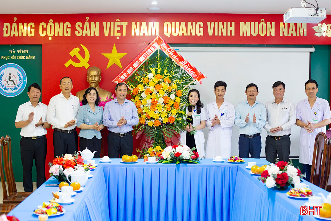 Provinzführer gratulieren dem Gesundheitsministerium und den Einheiten zum Tag der vietnamesischen Ärzte