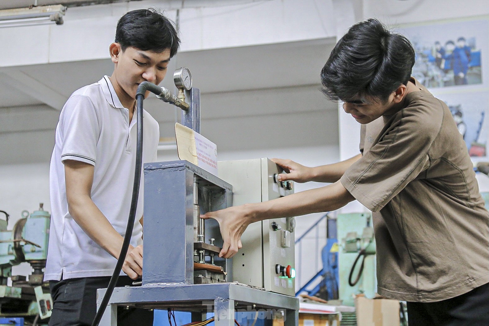 Estudiantes de Da Nang inventan un lavavajillas con materiales ecológicos (foto 3)