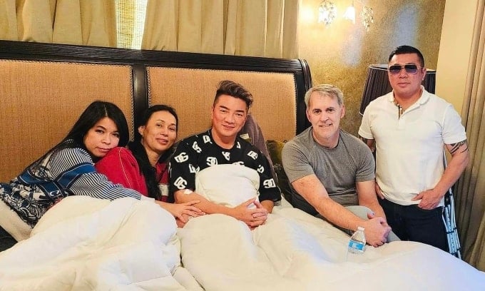 Mr. Gerard Williams (second from right) and his wife - singer Bich Tuyen (left) visited Dam Vinh Hung while the singer was being treated after the accident on February 19 in the US.