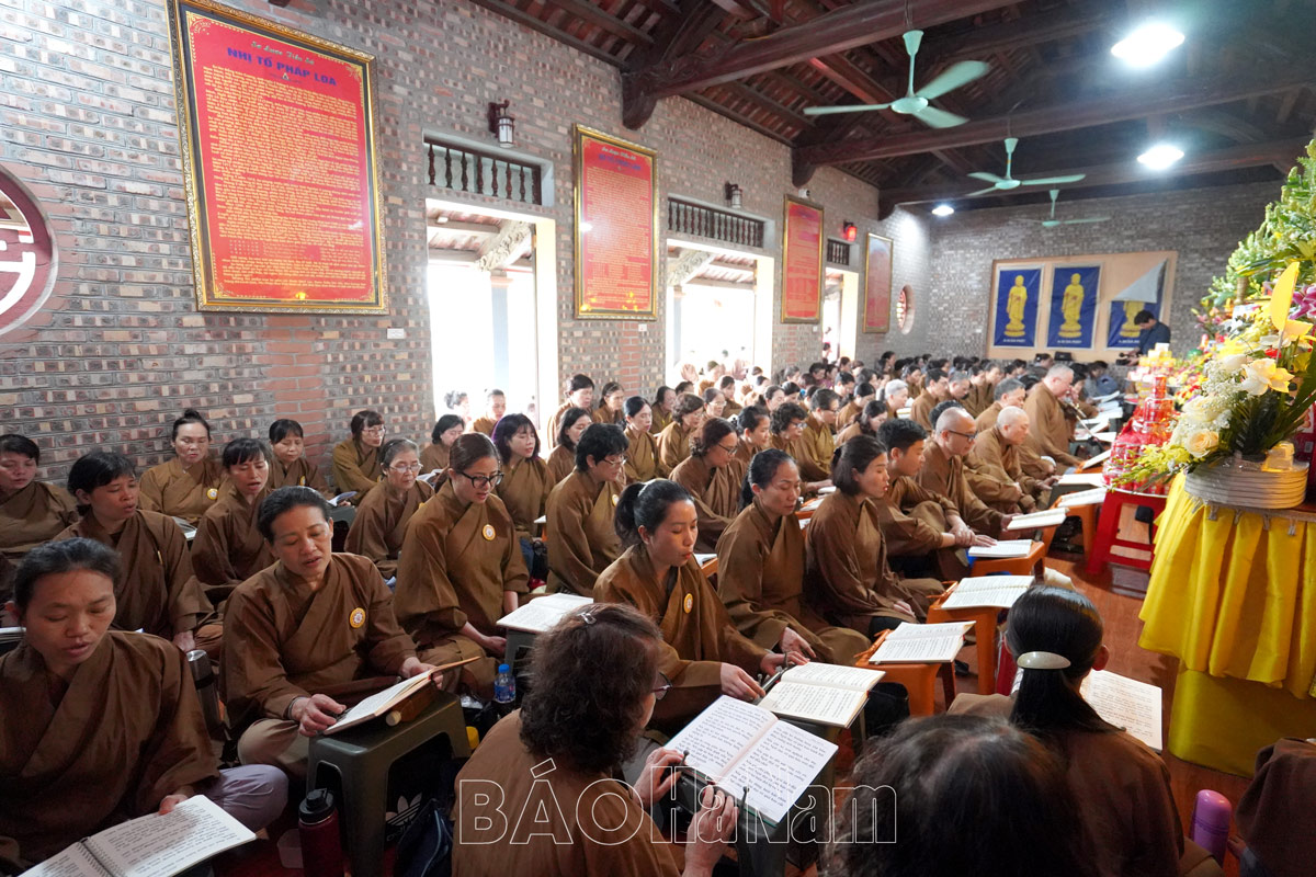 Hàng nghìn phật tử về chùa Lưu ly dự lễ hội 