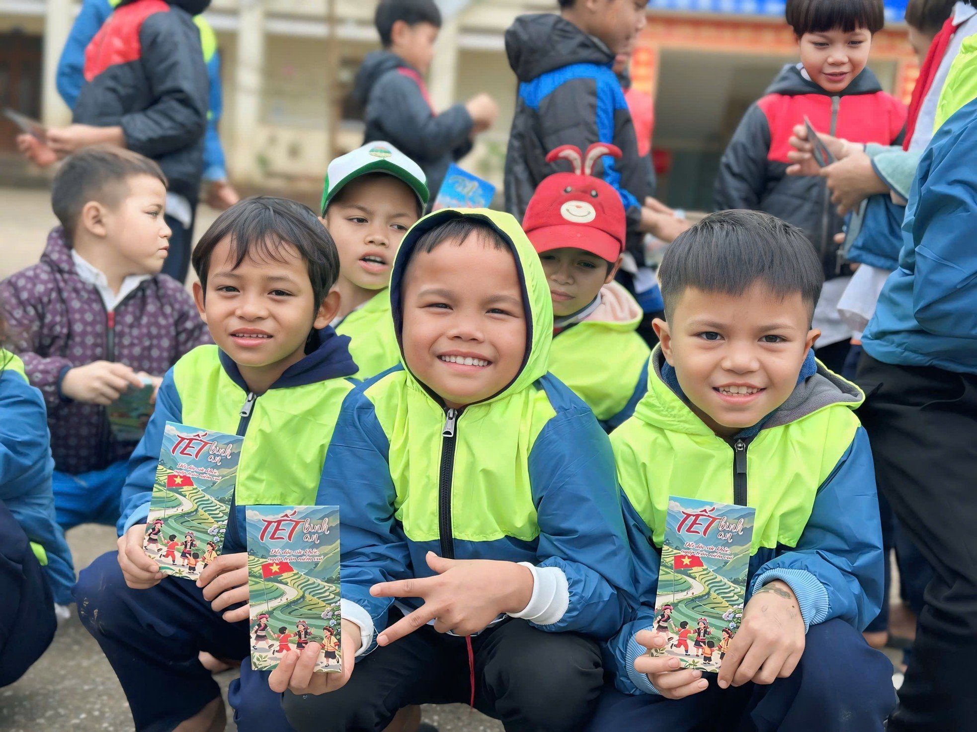 Les enfants des hautes terres de Quang Nam reçoivent de l'argent porte-bonheur tôt, photo 8