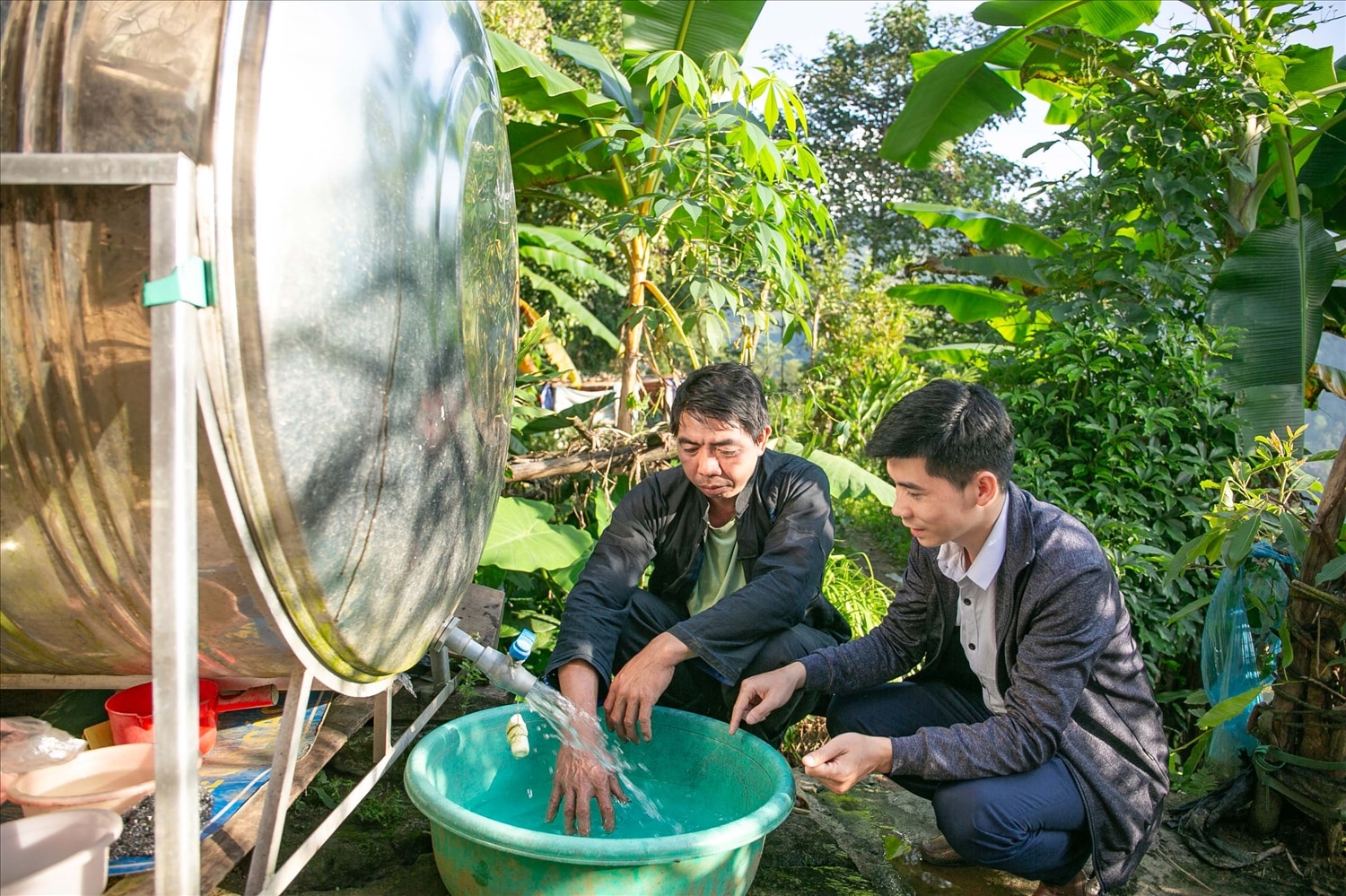 Cán bộ xã Chế Là tới thăm gia đình anh Lèng Văn Long tại thôn Cốc Cộ