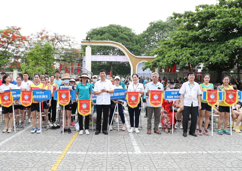 ผู้นำเมืองหมีห่าวมอบธงที่ระลึกแก่หน่วยงานที่เข้าร่วมสมาคมวัฒนธรรมดั้งเดิม