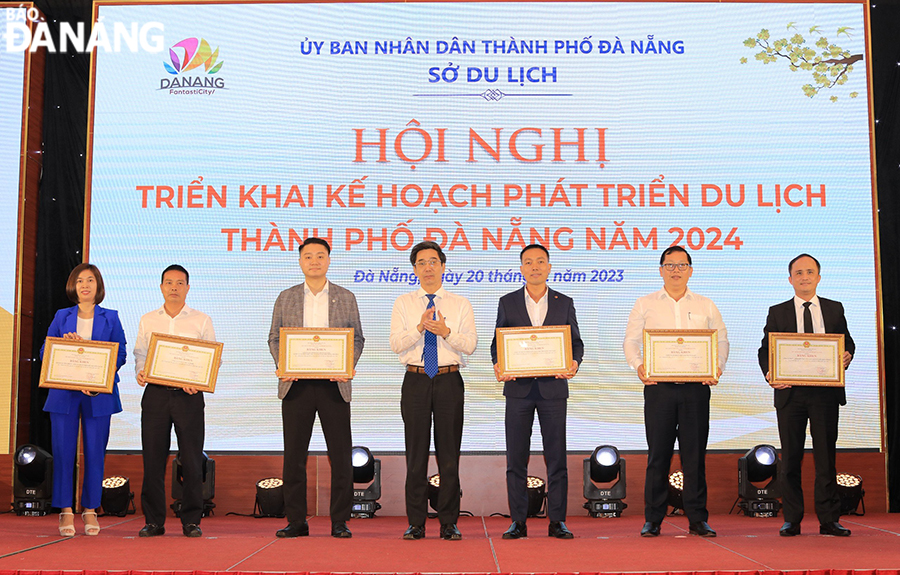 Vice Chairman of the City People's Committee Tran Chi Cuong (middle) presents certificates of merit from the Chairman of the City People's Committee to individuals and groups with outstanding achievements. Photo: THU HA