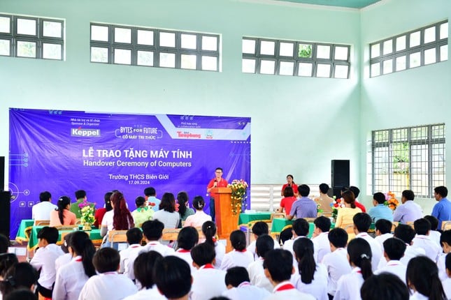 Keppel Group und Tien Phong Newspaper spenden Computer an zwei Schulen im Grenzgebiet von Tay Ninh. Foto 6