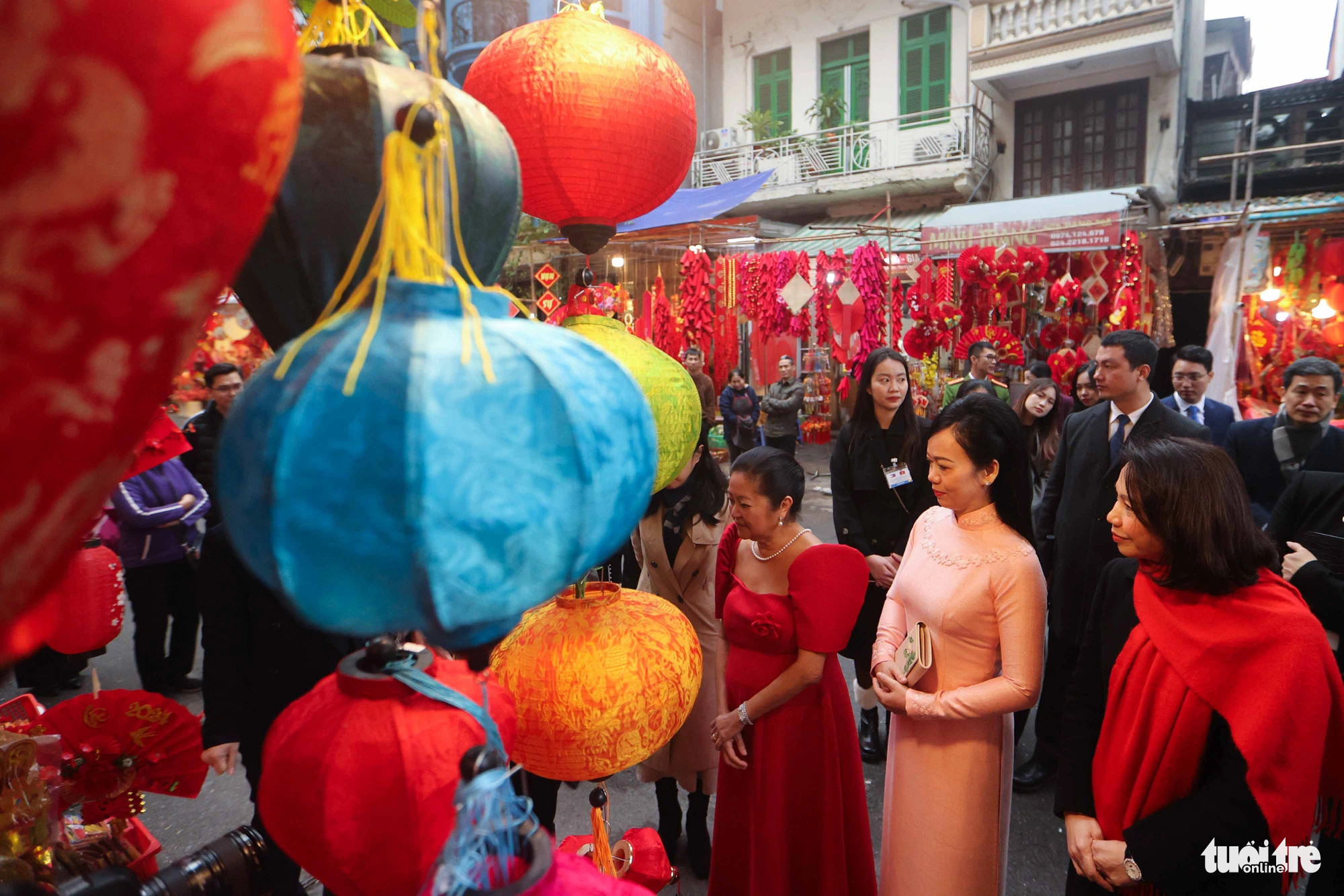 Thời Pháp, phố Hàng Mã được đặt tên chung là Rue du Cuivre với phố Hàng Đồng bây giờ. Dân ở đây gồm một số gia đình người làng Tân Khai đến định cư mở cửa hàng bán giấy và đồ mã dùng cho công việc cúng lễ theo tập tục phương Đông, và đồ hàng giấy dùng trong trang trí - Ảnh: NGUYỄN KHÁNH