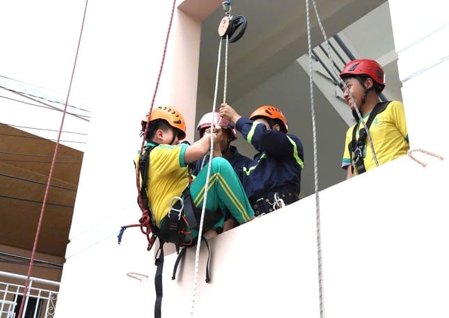 Jóvenes 'bomberos' se balancean en cuerdas, trepan edificios altos para combatir incendios y rescatar víctimas, foto 3