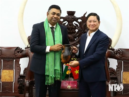 Le camarade Tran Quoc Nam, secrétaire adjoint du Comité provincial du Parti et président du Comité populaire provincial, a souhaité la bienvenue au consul général de l'Inde.