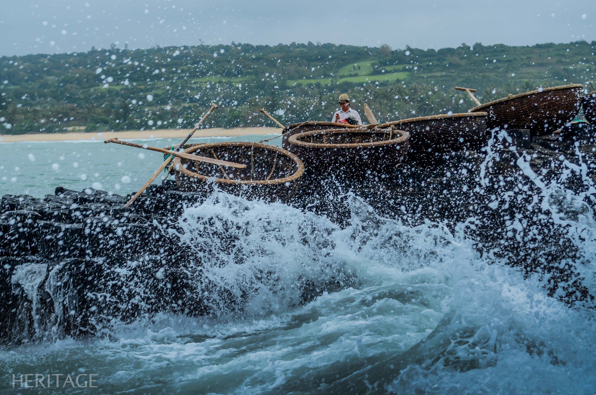 Peut être une image d'une personne, d'un bateau, d'une voile, d'un océan, d'eau et d'un texte