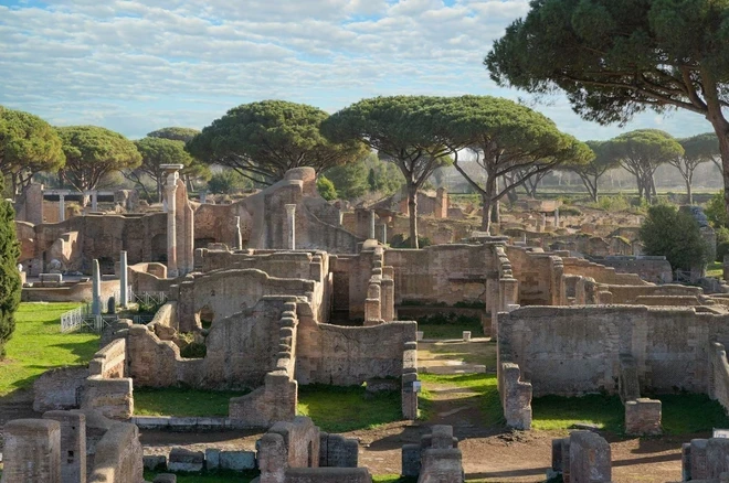 イタリアのラツィオ州を探索し、西暦 2 世紀に最盛期を迎えた地中海の港湾都市、オスティア アンティカなどの古代ローマの町々を見逃さないでください。 （出典：Shutterstock/ナショナルジオグラフィック）