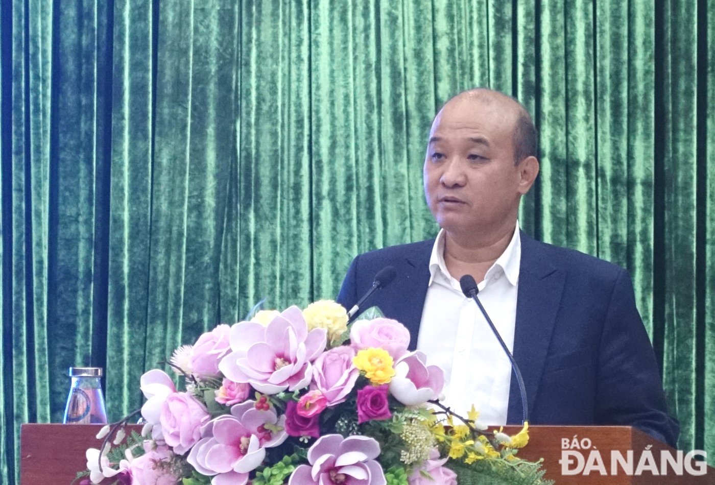 El vicepresidente del Comité Popular de la ciudad, Le Quang Nam, habló en la conferencia. Foto: HOANG HIEP