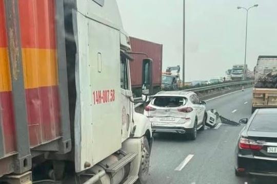 Cuatro vehículos quedaron atascados en la autopista 5 que atraviesa la ciudad de Hai Duong y el atasco se prolongó durante mucho tiempo.