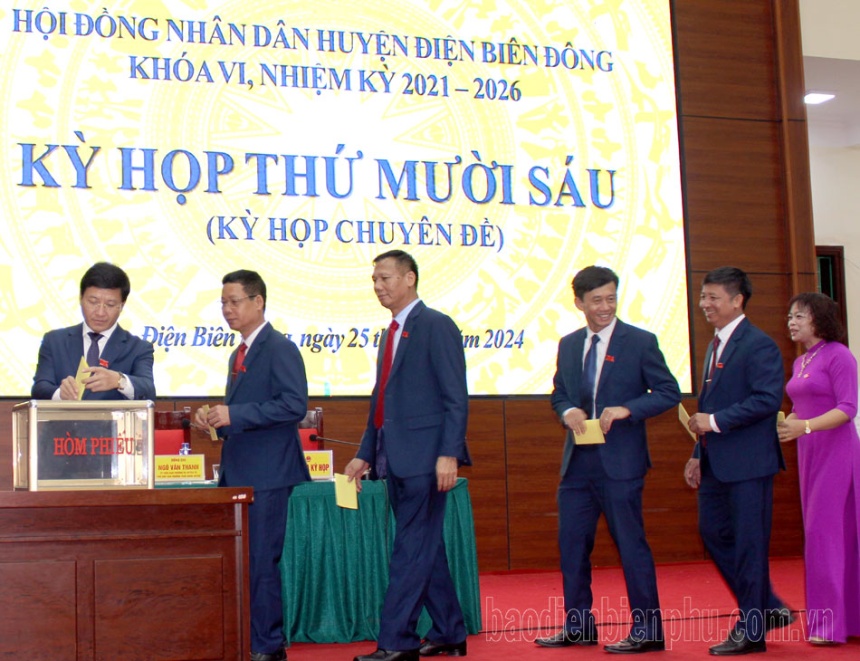 El camarada Vu Ngoc Hoanh fue elegido para ocupar el cargo de Presidente del Comité Popular del distrito de Dien Bien Dong, período VI, 2021 - 2026.