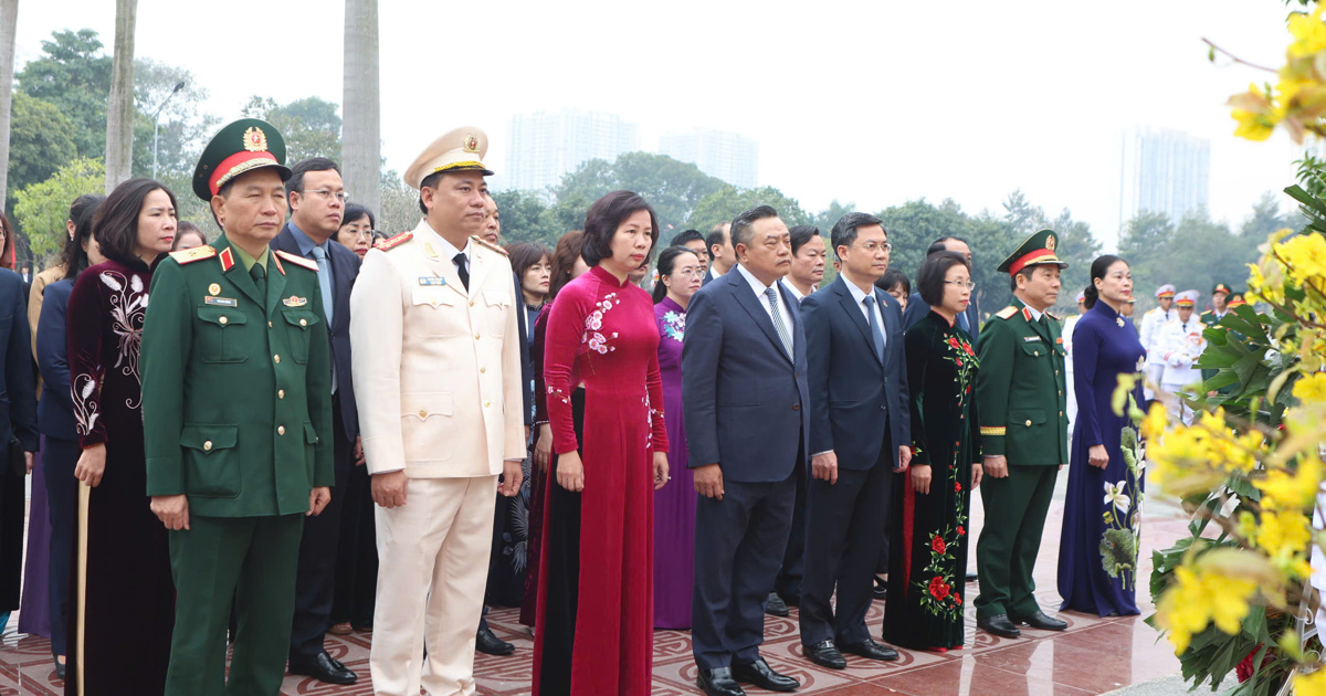 Los líderes de la ciudad de Hanoi ofrecen incienso en el cementerio Mai Dich