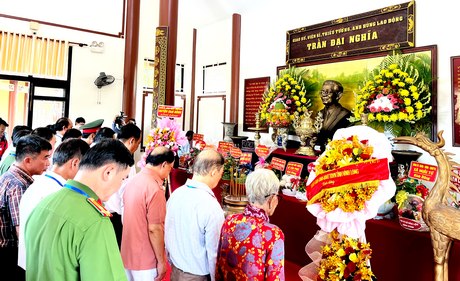 Các đại biểu dành phút mặc niệm tưởng nhớ Anh hùng Lao động Trần Đại Nghĩa.
