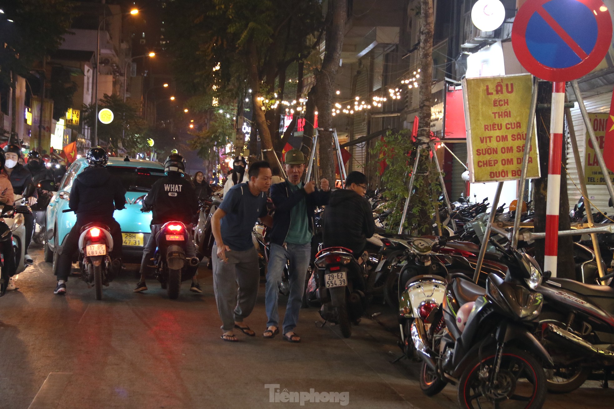 Chaos dans la rue gastronomique récemment ouverte à Hanoi, photo 15