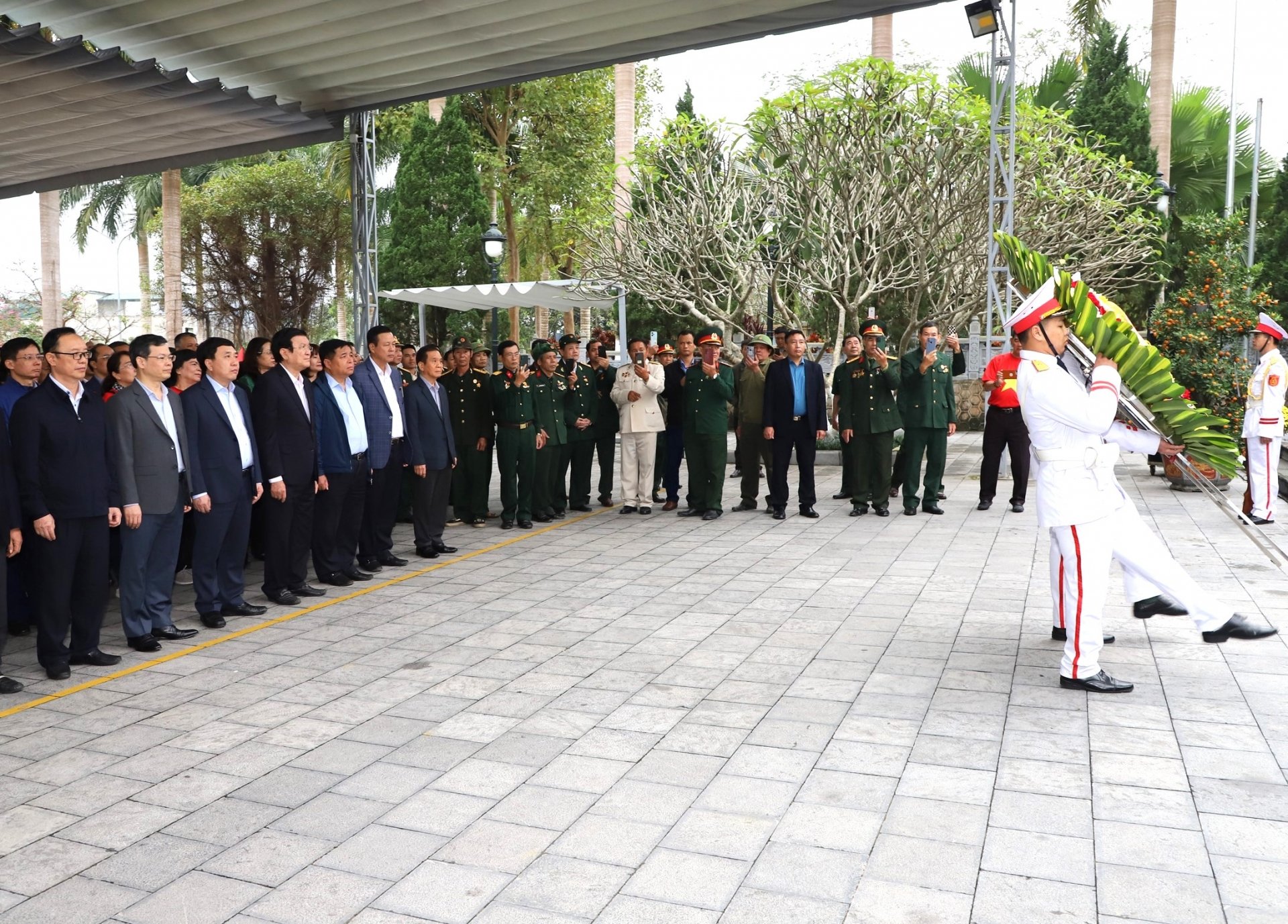 Delegation legt Blumen auf dem Vi Xuyen National Martyrs Cemetery nieder