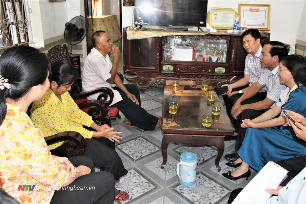 La delegación de la Asamblea Nacional provincial visitó a la familia del Sr. Truong Huy Thoa en el bloque 2A, beneficiario de la vivienda.