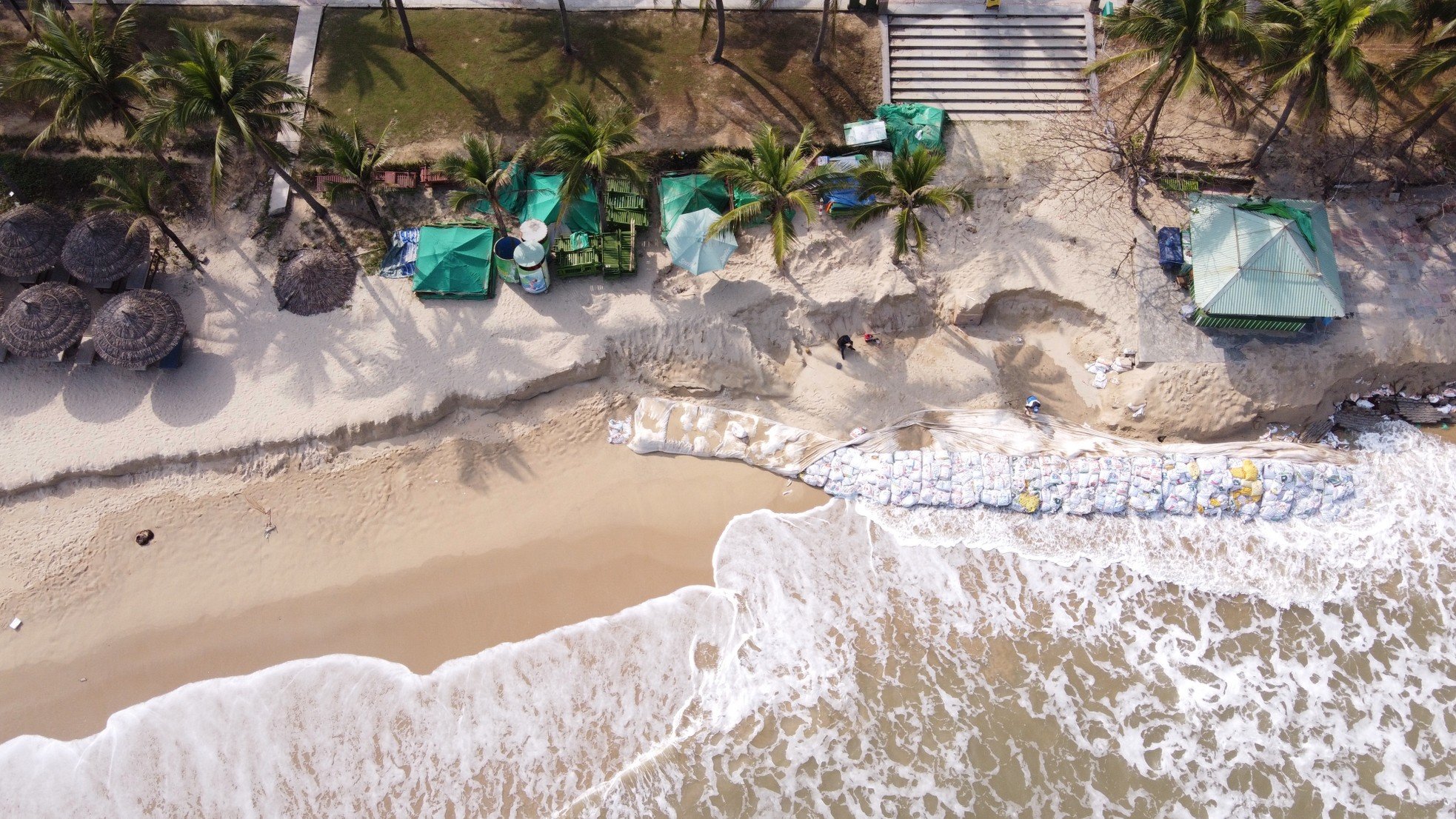 Scene of hundreds of meters of temporary dike built to save 'most beautiful beach in Asia' photo 4