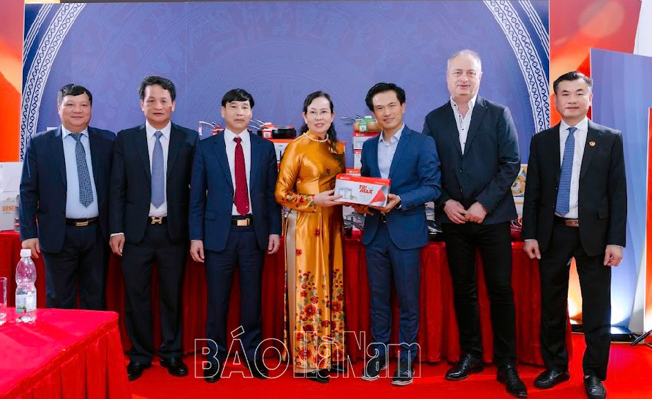Đồng chí Bí thư Tỉnh ủy Lê Thị Thủy và Đoàn công tác tỉnh Hà Nam làm việc với Tập đoàn Elmich Cộng hoà Czech