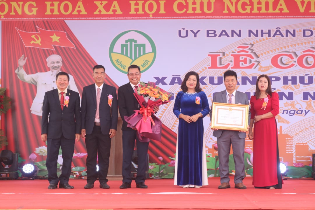 Đại diện lãnh đạo xã Xuân Phú nhận Bằng công nhận đạt chuẩn nông thôn mới của UBND tỉnh.