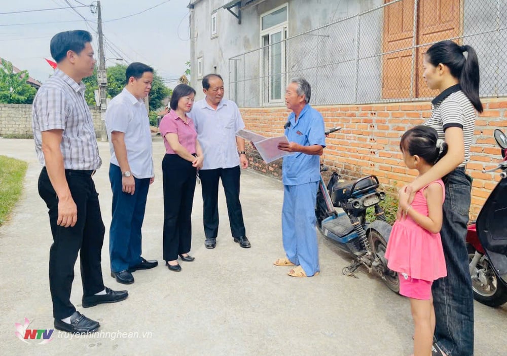 Comrade Thai Thi An Chung - Deputy Head of the Provincial National Assembly Delegation and members supervised the land allocation for Ms. Dang Thi Thuy in Block 3, Tan Ky town.