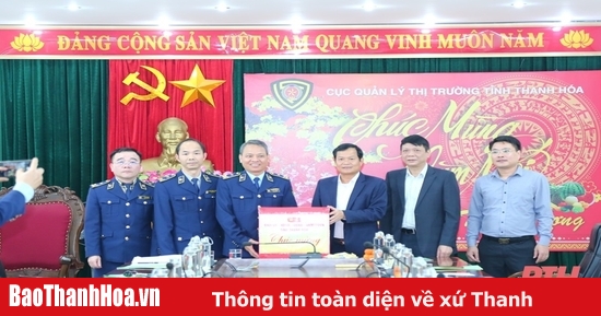 Le vice-président du Conseil populaire provincial, Nguyen Quang Hai, a rendu visite au Département de gestion du marché et au Département des douanes de Thanh Hoa et a souhaité une bonne année