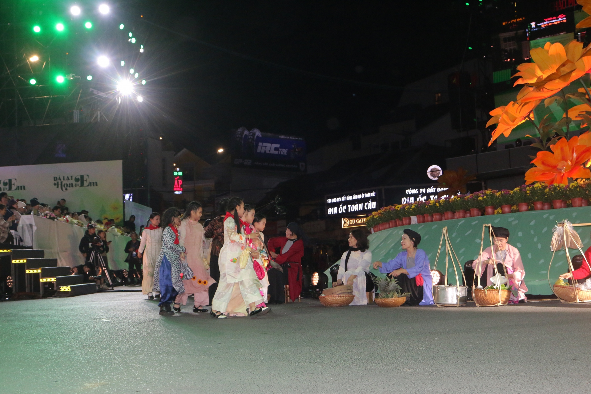 Ao dai diwariskan kepada anak perempuan oleh ibu di Dalat.