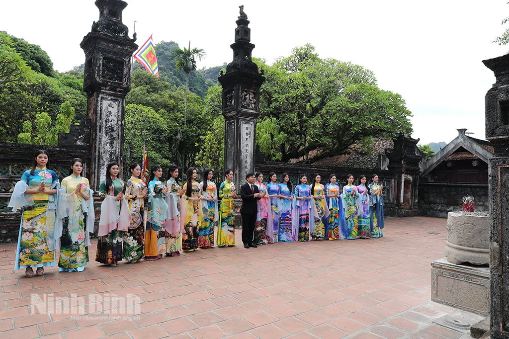 Las concursantes del Concurso de Belleza de Hoa Lu ofrecen incienso en el Sitio Especial de Reliquias Nacionales de la Antigua Capital de Hoa Lu y se toman fotografías con trajes tradicionales.