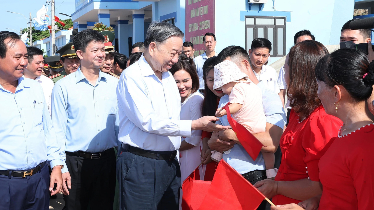 General Secretary and President visits soldiers and people on Con Co Island, Quang Tri Province, October 16, 2024