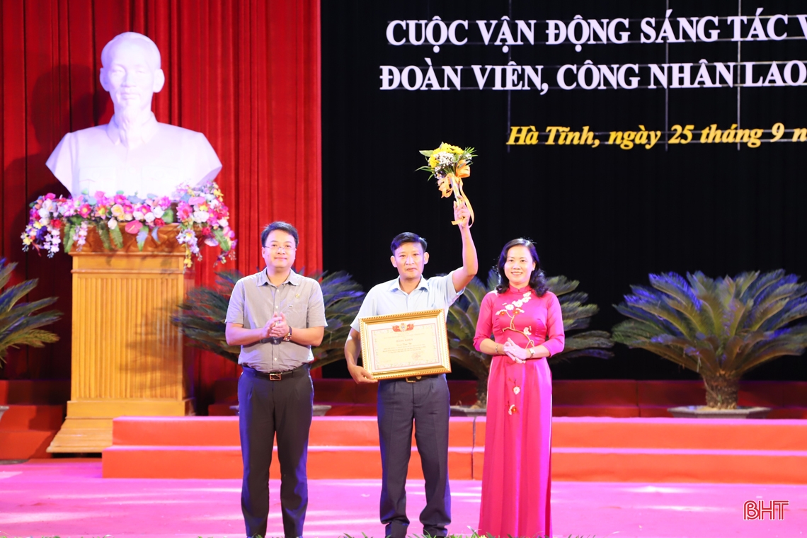 Awarding 29 composition awards about Ha Tinh Trade Union