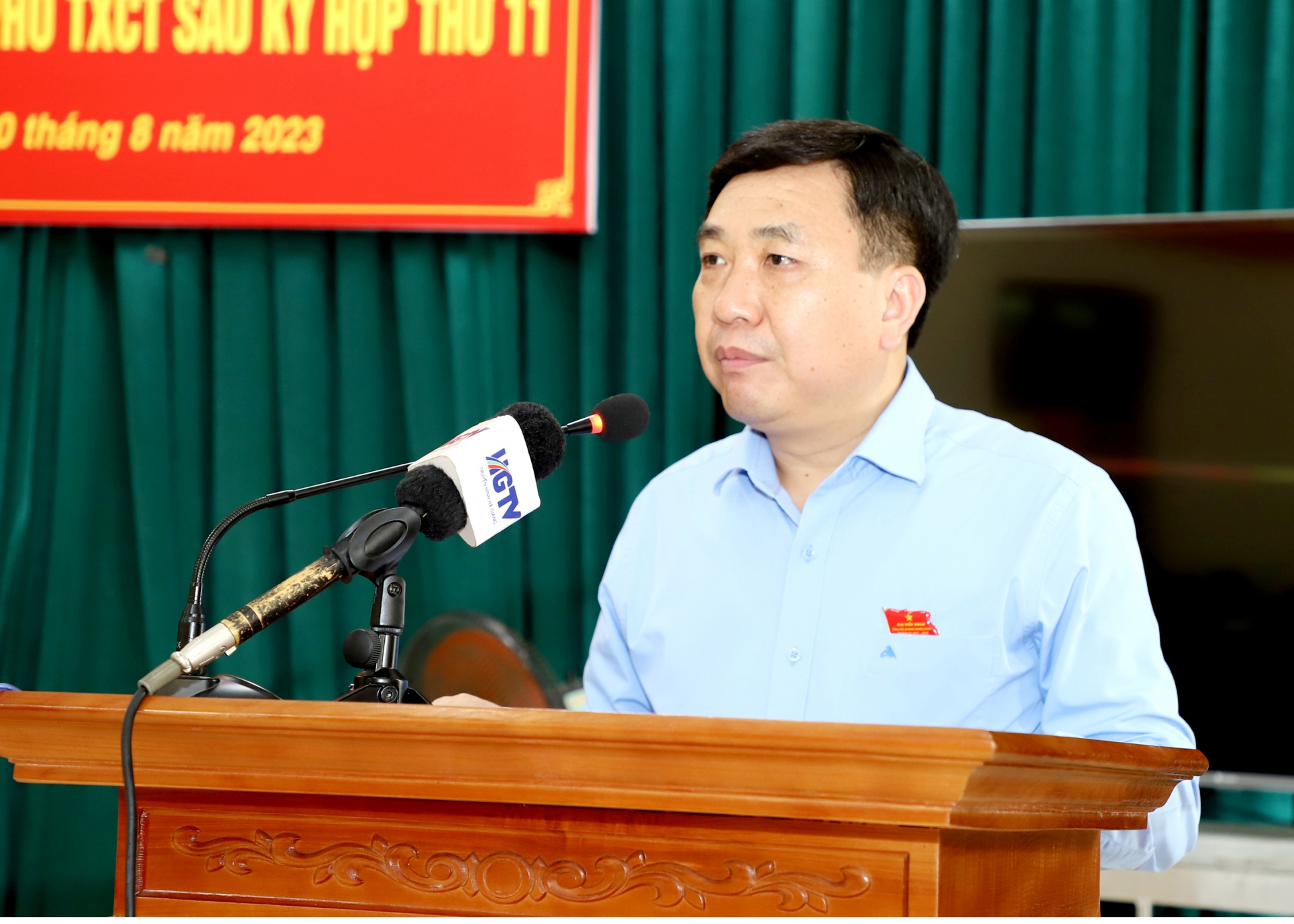 Acting Provincial Party Secretary Nguyen Manh Dung speaks at the meeting with voters of Minh Khai ward.