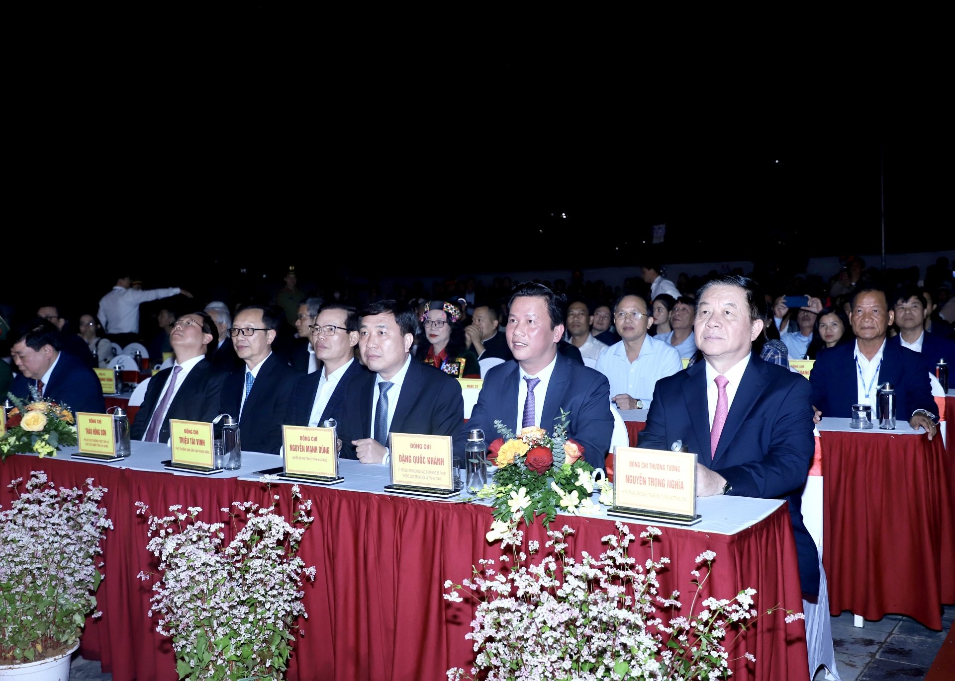 A la ceremonia asistieron el teniente general Nguyen Trong Nghia, secretario del Comité Central del Partido, jefe del Departamento Central de Propaganda; el ministro de Recursos Naturales y Medio Ambiente, Dang Quoc Khanh; el secretario interino del Comité Provincial del Partido, Nguyen Manh Dung, y delegados.