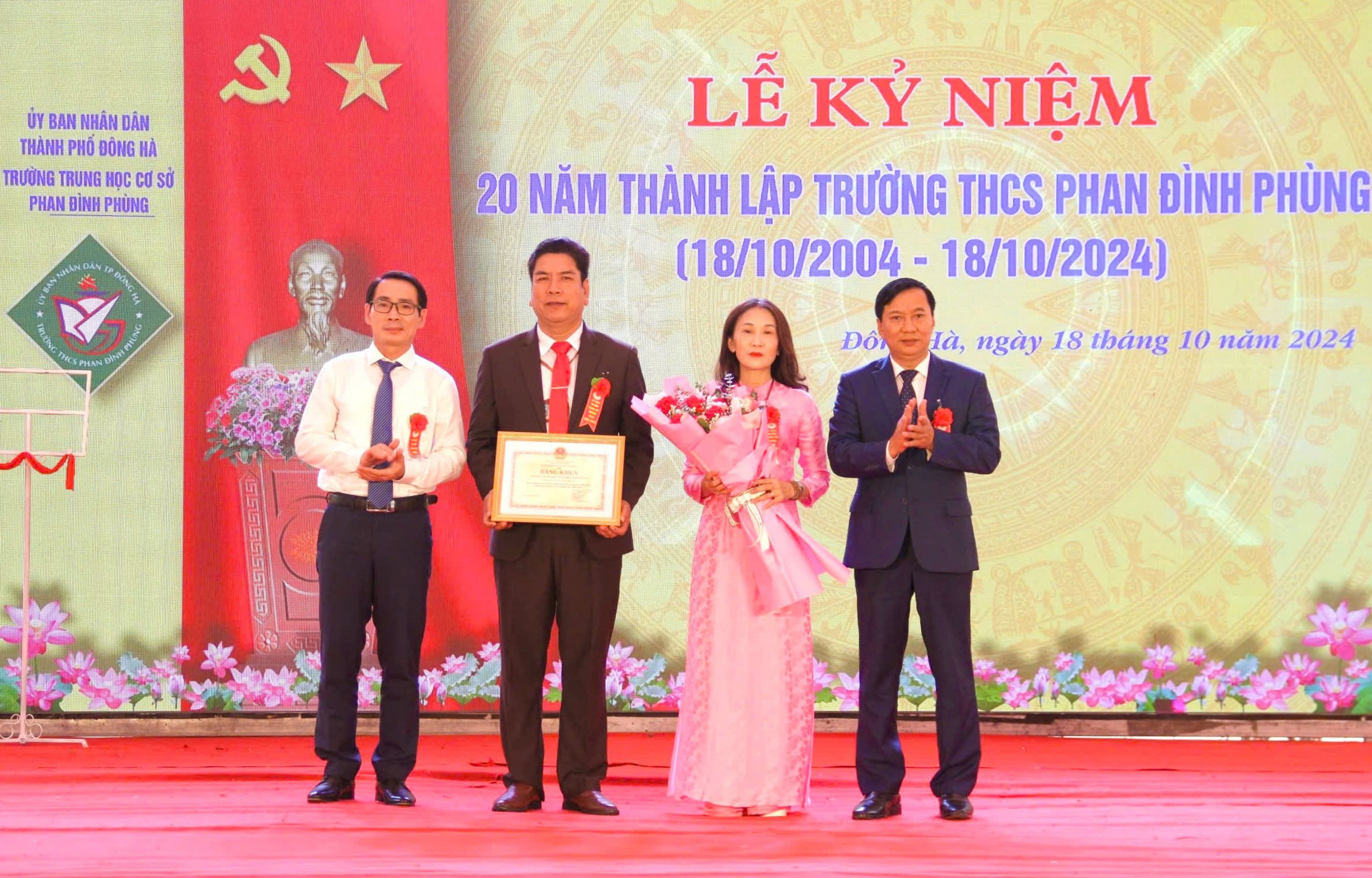 Celebrando los 20 años de la fundación de la escuela secundaria Phan Dinh Phung