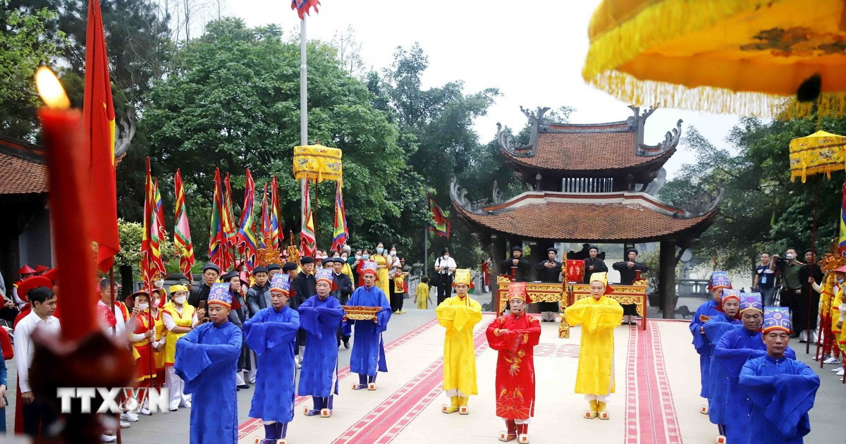 วันครบรอบการเสียชีวิตของบรรพบุรุษแห่งชาติ Lac Long Quan และการจุดธูปเทียนบูชาพระแม่ Au Co ณ วัด Hung