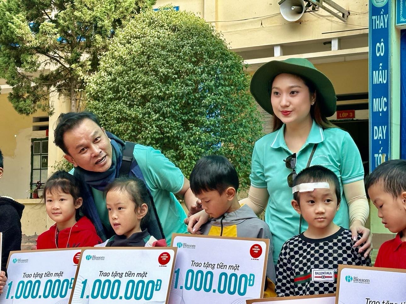 Hơn 100 văn nghệ sĩ TP HCM trao tặng quà người dân làng Nủ, Lào Cai- Ảnh 1.
