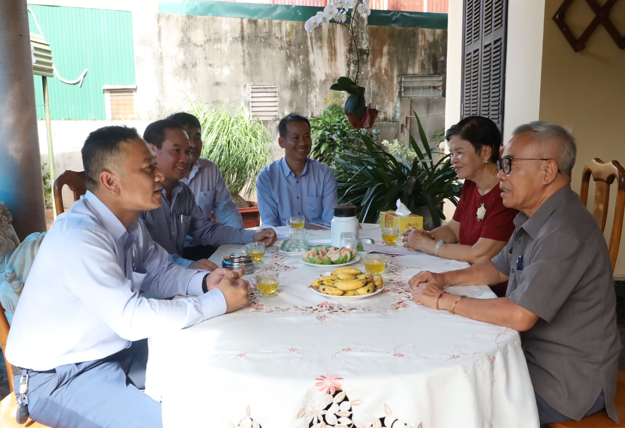 Chairman of the Vietnam Fatherland Front Committee of Y Giang province Gry Nie Knong visited and presented gifts to former provincial leaders and Vietnamese Heroic Mothers