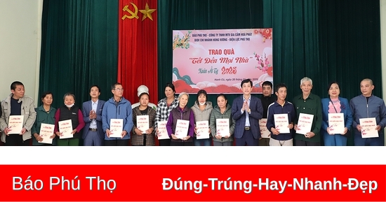 Giving gifts "Tet to every home" in Thanh Ba district