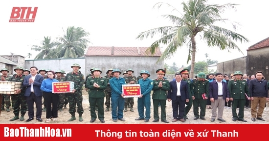 Thăm, động viên cán bộ, chiến sỹ hành quân dã ngoại làm công tác dân vận