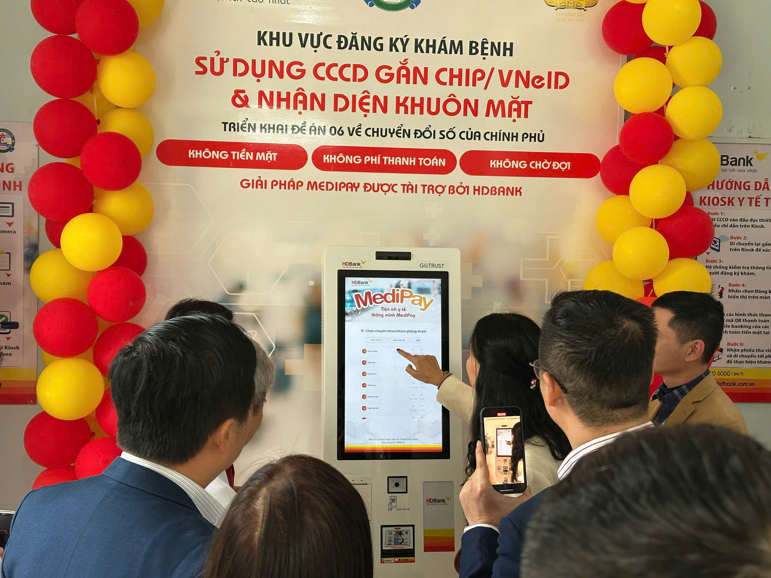 Bàn giao KIOSK y tế thông minh cho Bệnh viện Đa khoa khu vực Vĩnh Linh